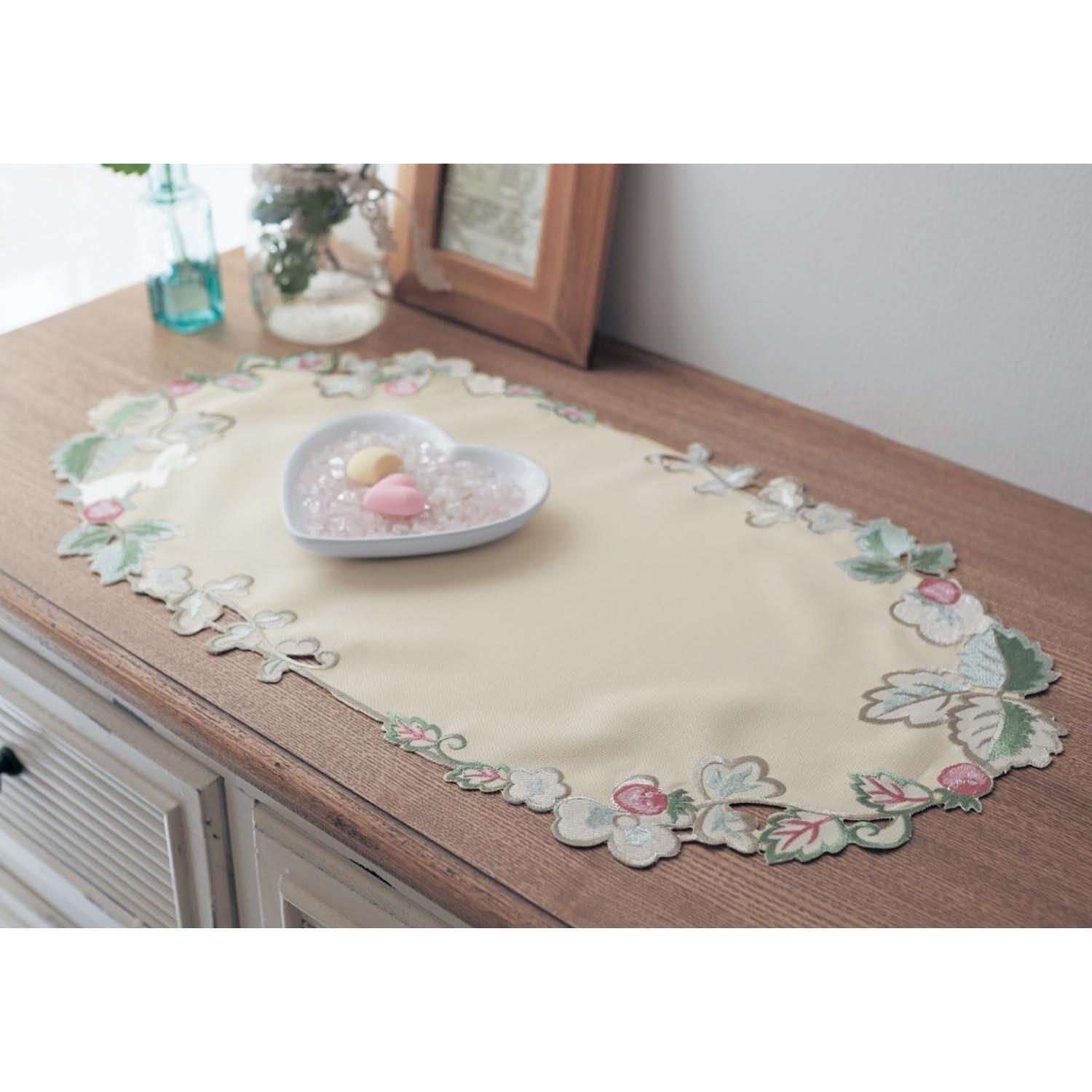 いちごのカットワークランナーの商品写真