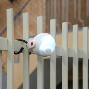 調光・調色できる防雨型LEDどこでも人感センサーライト <約9.2×8×10cm>の商品写真