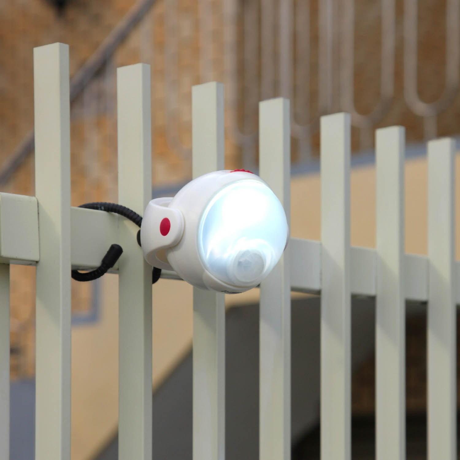 調光・調色できる防雨型LEDどこでも人感センサーライト <約9.2×8×10cm>の商品写真