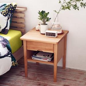 アルダー材の引出し付きベッドサイドテーブルの商品写真