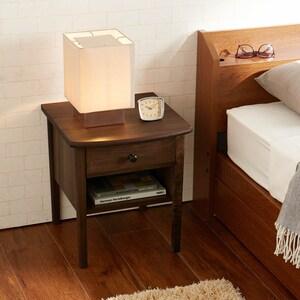 ウォルナット材の引出し付きベッドサイドテーブルの商品写真