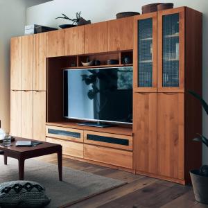 あたたかみのあるアルダー材の壁面キャビネットの商品写真