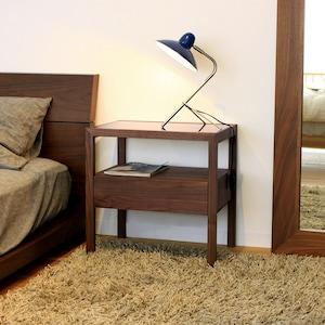 ウォルナット材のガラスサイドテーブルの商品写真