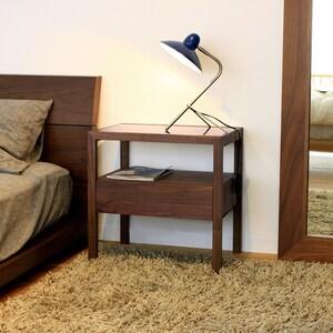 ウォルナット材のガラスサイドテーブルの商品写真