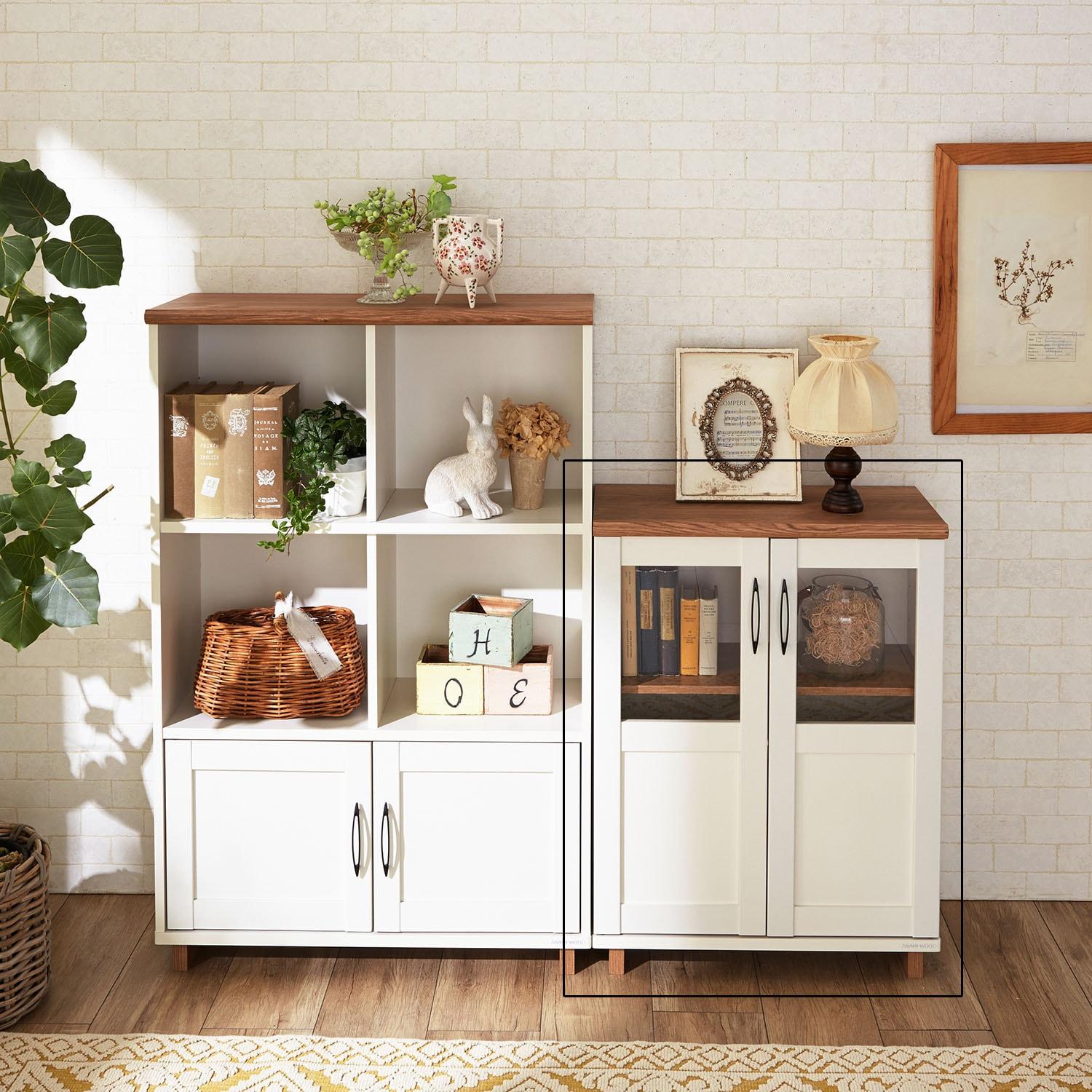 フレンチカントリー風のキャビネットの商品写真