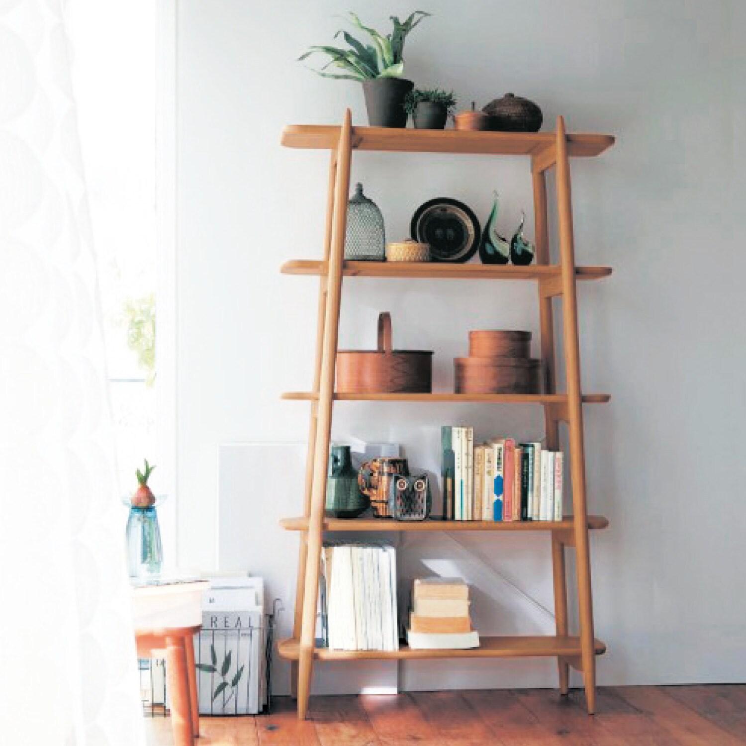 すっきりとしたまるみの北欧調リビングラックの商品写真