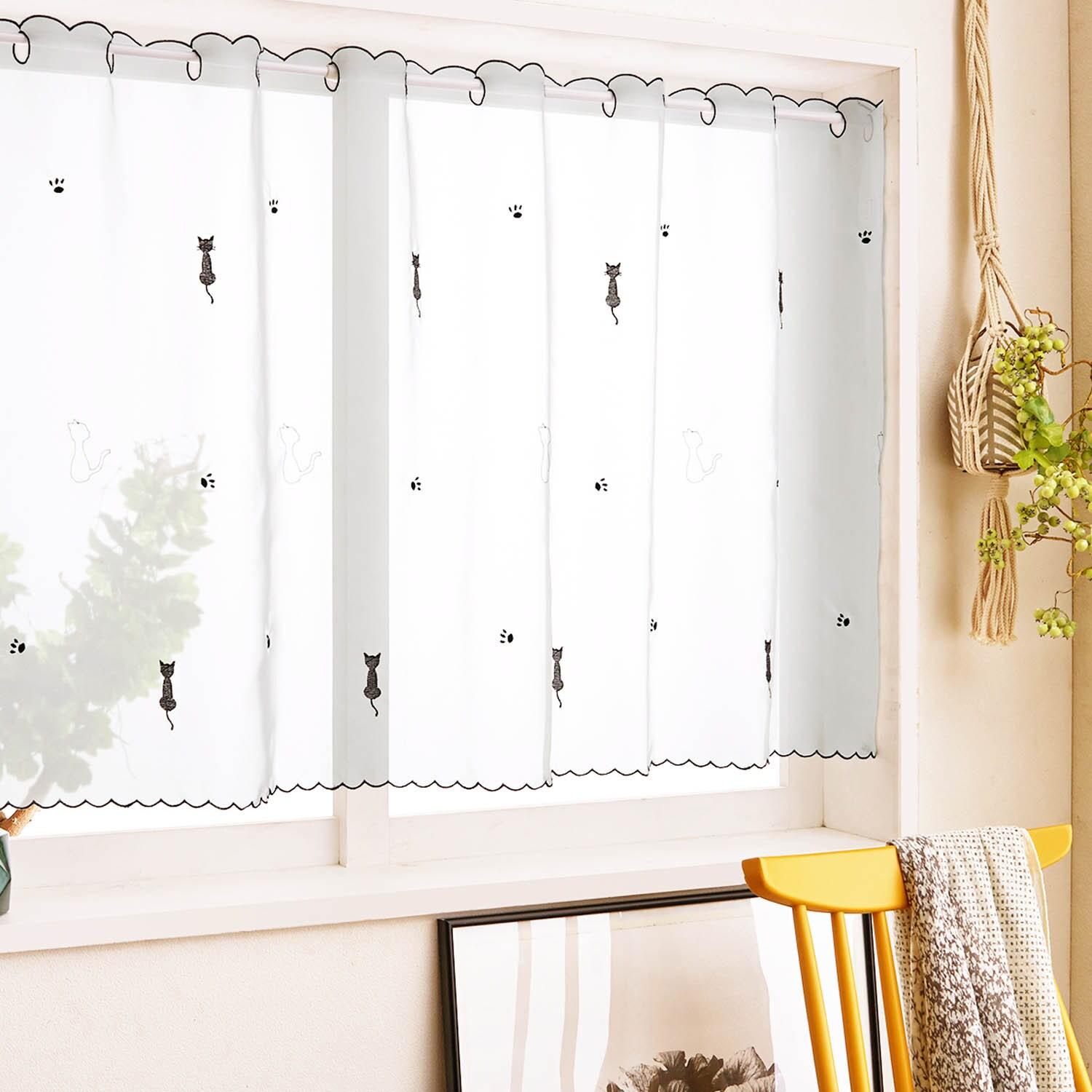 ネコ柄のスカラップカフェカーテンの商品写真