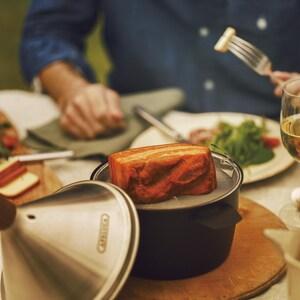 アウトドアで簡単に燻製が楽しめる"テーブルトップスモーカー"の商品写真