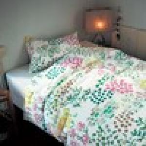 【4月27日までまとめ買いでお得】 綿素材を使った草花柄の掛け布団カバー[日本製]の商品写真