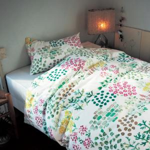 【4月27日までまとめ買いでお得】 綿素材を使った草花柄の掛け布団カバー[日本製]の商品写真