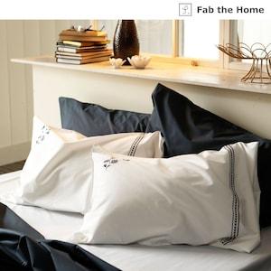 草花柄刺繍の綿素材を使った枕カバーの商品写真