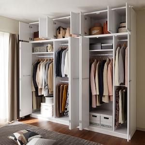 中が見えやすい折れ戸の突っ張りワードローブの商品写真