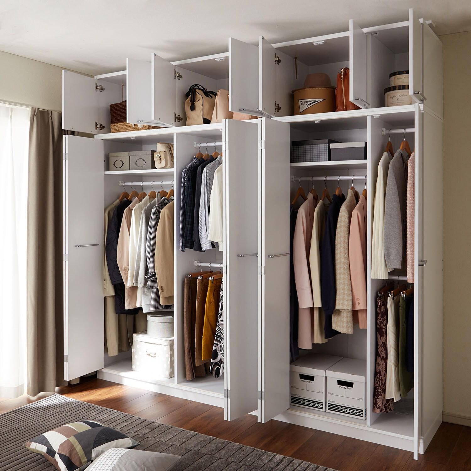 中が見えやすい折れ戸の突っ張りワードローブの商品写真