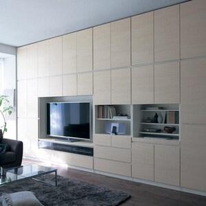 まるで造り付け家具のような壁面キャビネットの商品写真