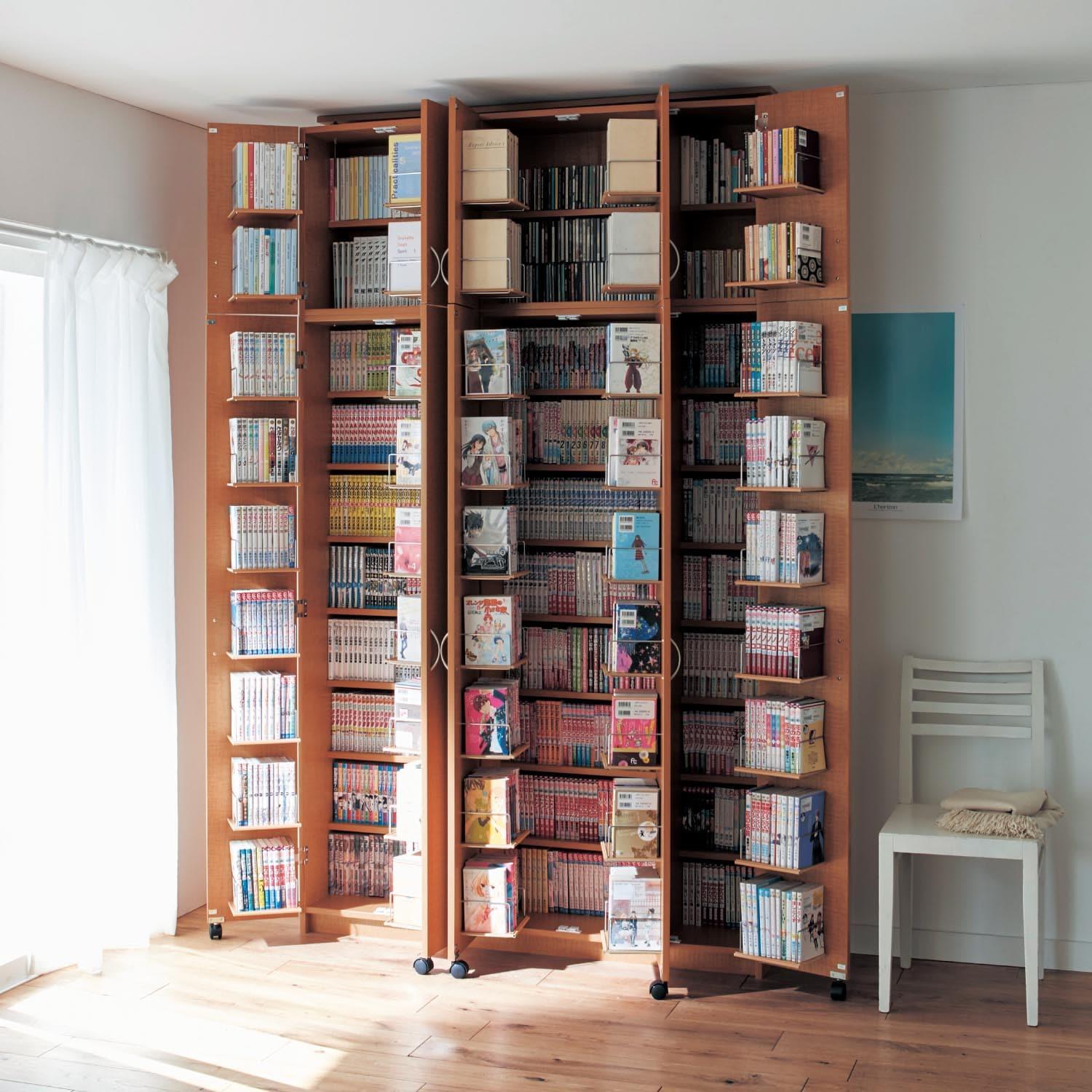 扉裏まで収納できる大容量のコミック・DVD収納ラックの商品写真