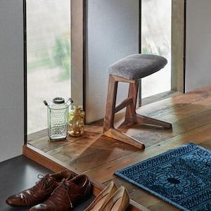 天然木ウォルナット材のファブリックスツール(Duck)の商品写真