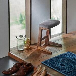 天然木ウォルナット材のファブリックスツール(Duck)の商品写真