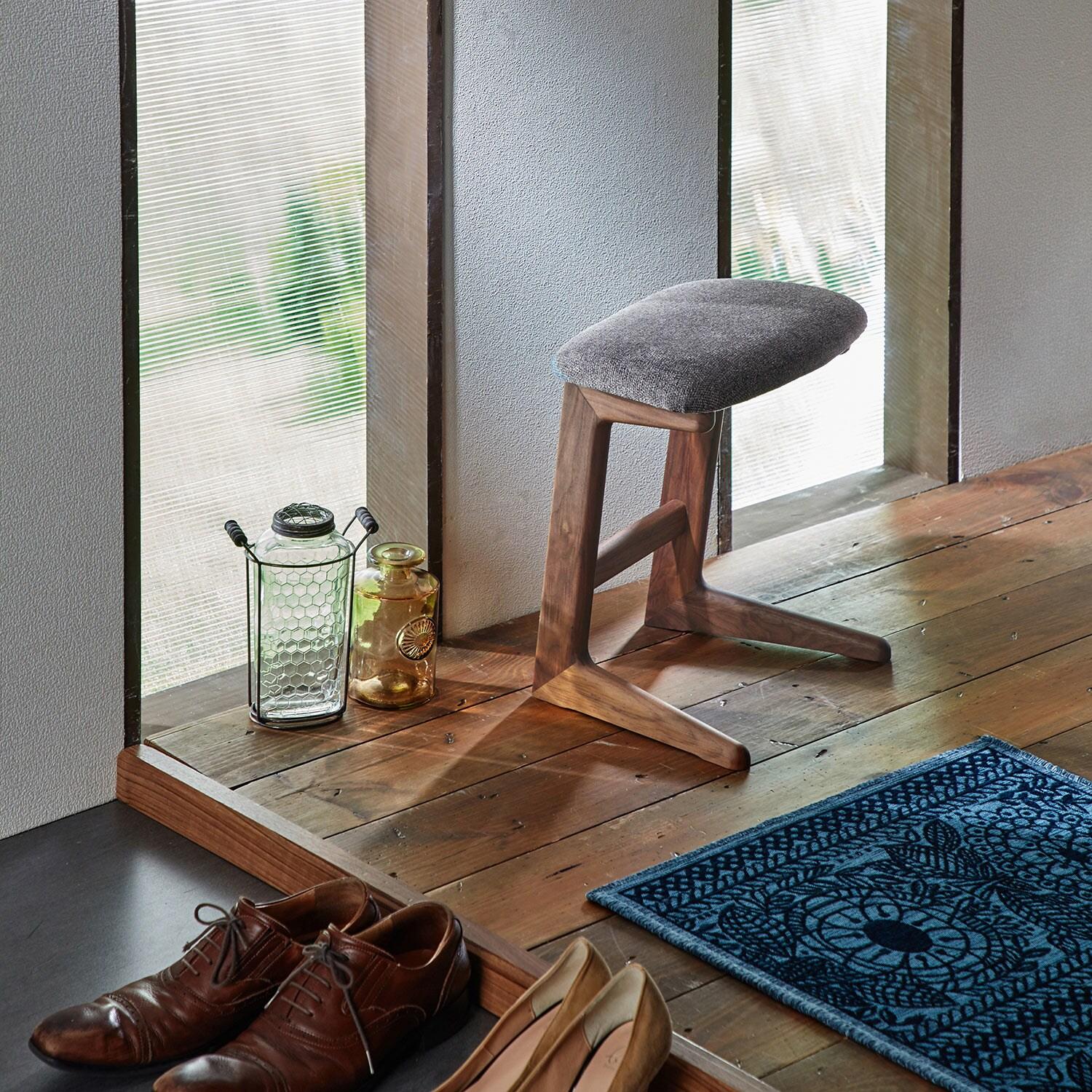 天然木ウォルナット材のファブリックスツール(Duck)の商品写真