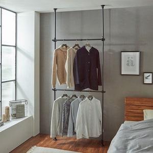 マットブラックの突っ張り式2段ハンガーラックの商品写真