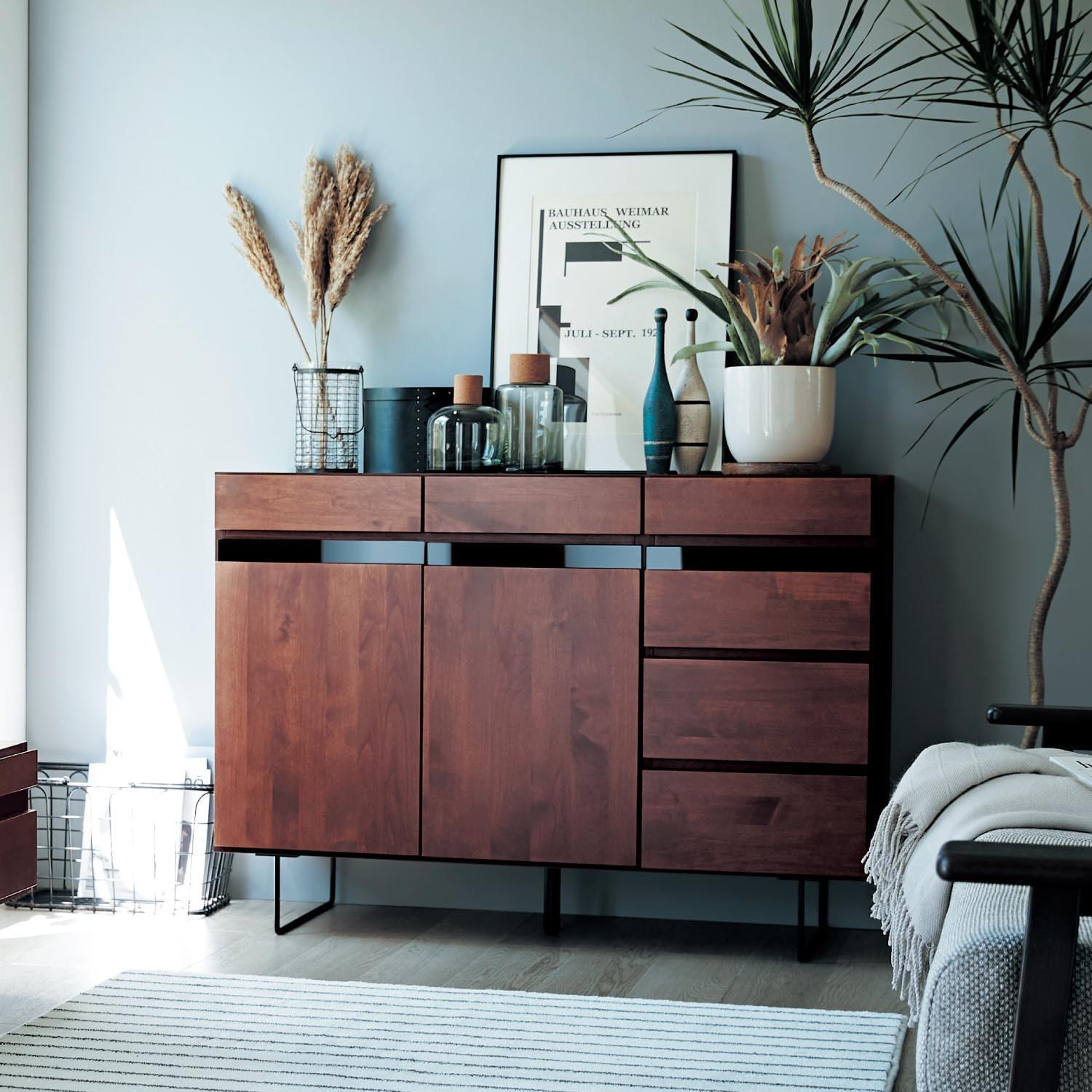 端整な佇まい。アルダー材のリビングキャビネット[日本製] <幅80cm>の商品写真