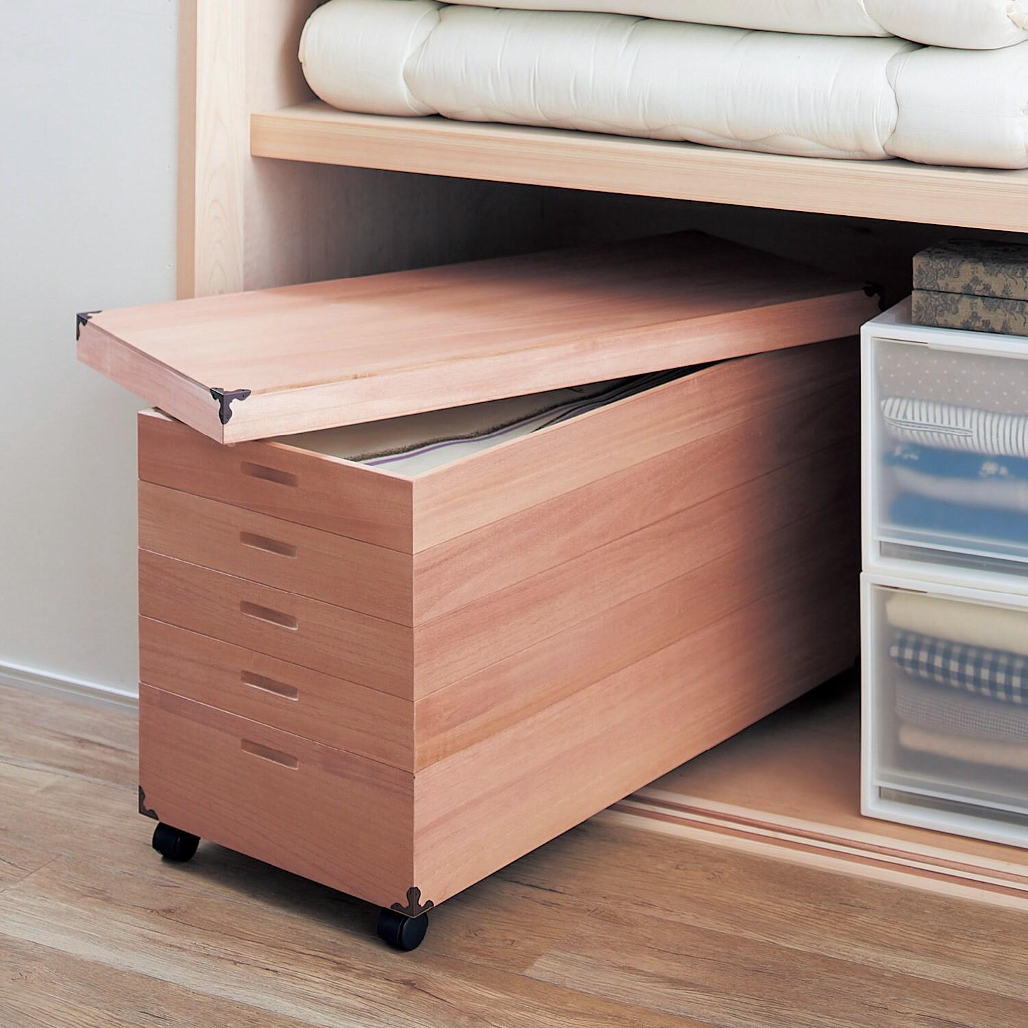 [日本製]たとう紙が入る柿渋仕上げのキャスター付き桐衣装箱(奥行42cm)の商品写真