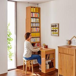 デスク付き!たっぷり収納突っ張り本棚 【パソコンデスクとしても】の商品写真