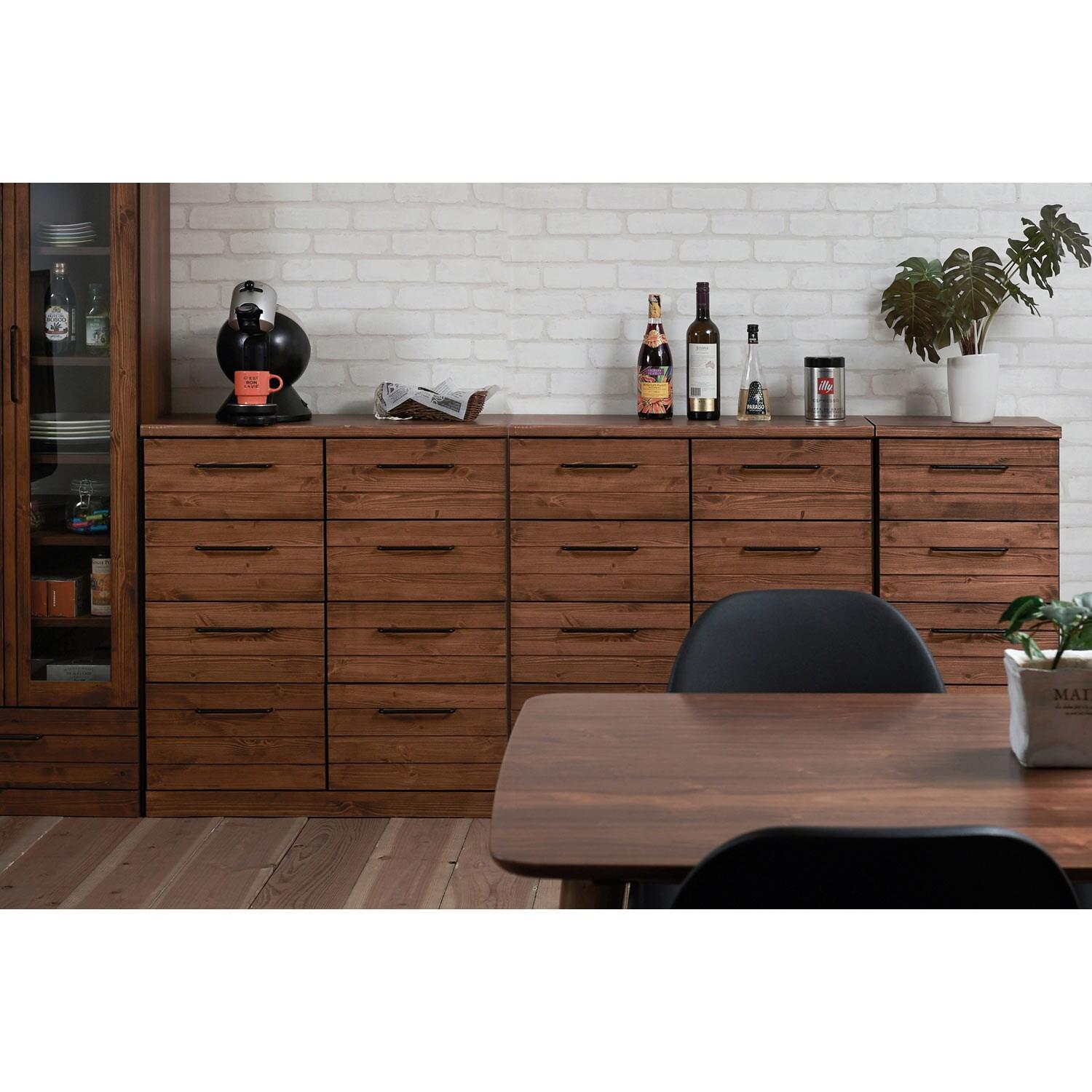 ヴィンテージ調のリビングチェストの商品写真