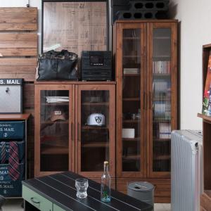 ヴィンテージ調のガラス扉付き本棚の商品写真