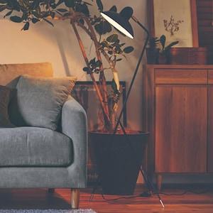 真鍮とスチールが組み合わさったフロアライト<約42×約41×高さ約115cm>の商品写真