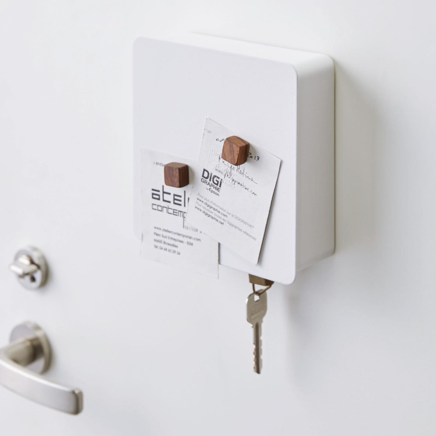 マグネットで取り付けられるキーフック2段の商品写真