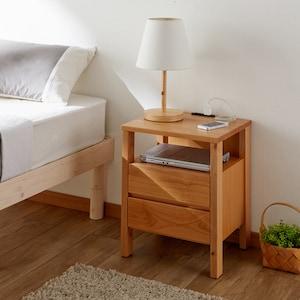木目が美しいアルダー材の引出し&コンセント付きベッドサイドテーブルの商品写真