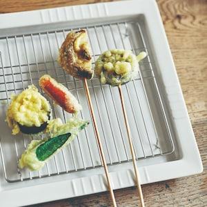 そのままテーブルに出せる油切り付きプレートの商品写真