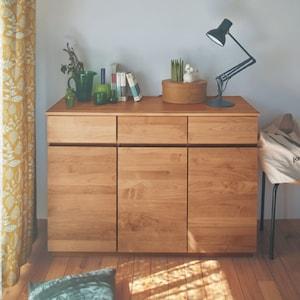 あたたかみのあるアルダー材のキャビネットの商品写真