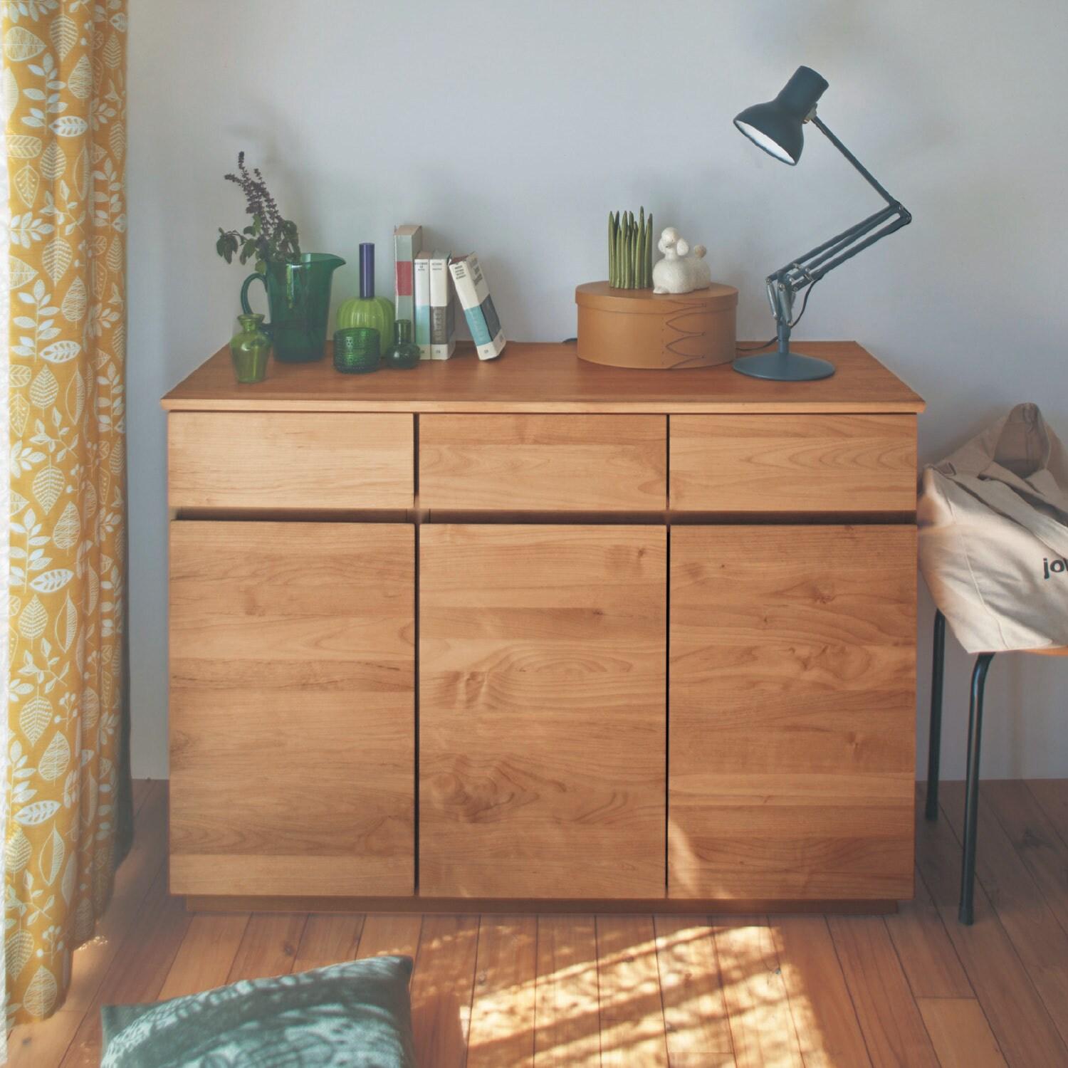 あたたかみのあるアルダー材のキャビネットの商品写真