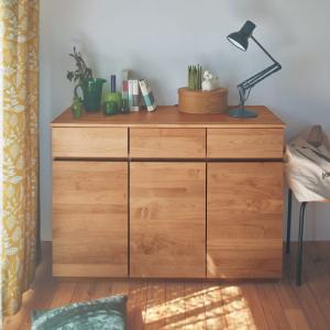 あたたかみのあるアルダー材のキャビネットの商品写真