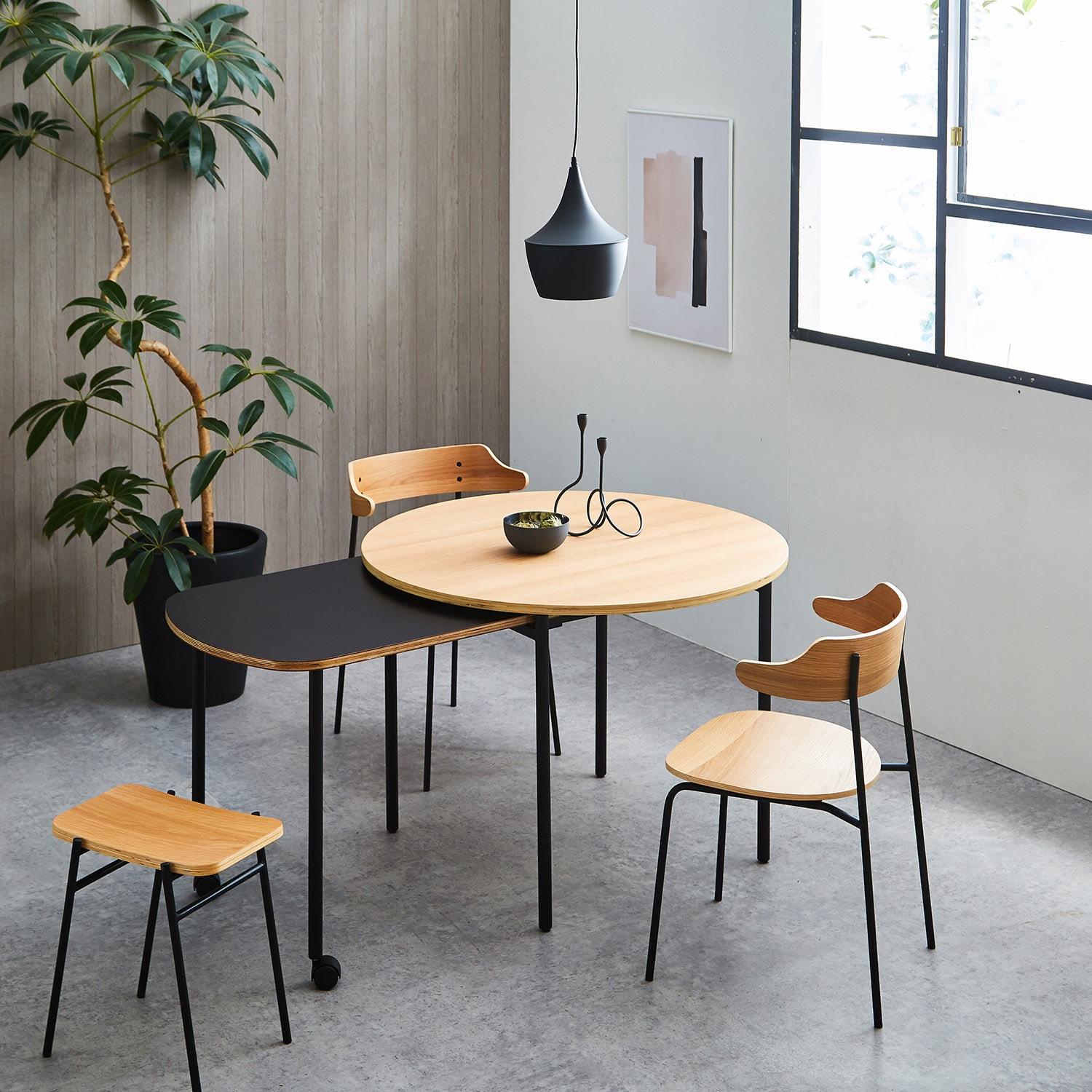 オーク材の伸長式円形ダイニングテーブルの商品写真