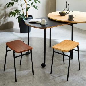 スタイリッシュなスタッキングスツールの商品写真