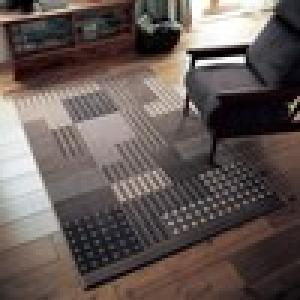 しっかりした踏み心地のウィルトン織りラグの商品写真