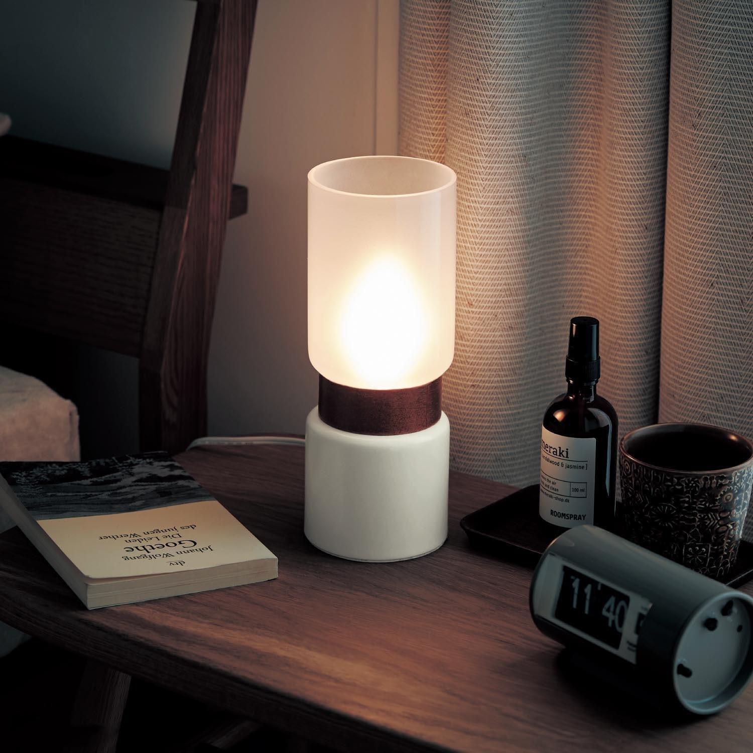 やさしく手元を照らすスタンドライト<直径約9×高さ約22.5cm>の商品写真