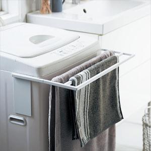 マグネットで洗濯機に取り付けられるバスタオルハンガーの商品写真