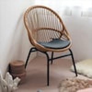 ラタンデザインのクッション付きパーソナルチェアの商品写真