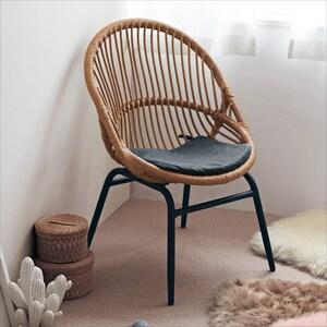 ラタンデザインのクッション付きパーソナルチェアの商品写真