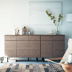 グレイッシュな木目が際立つリビングキャビネットの商品写真