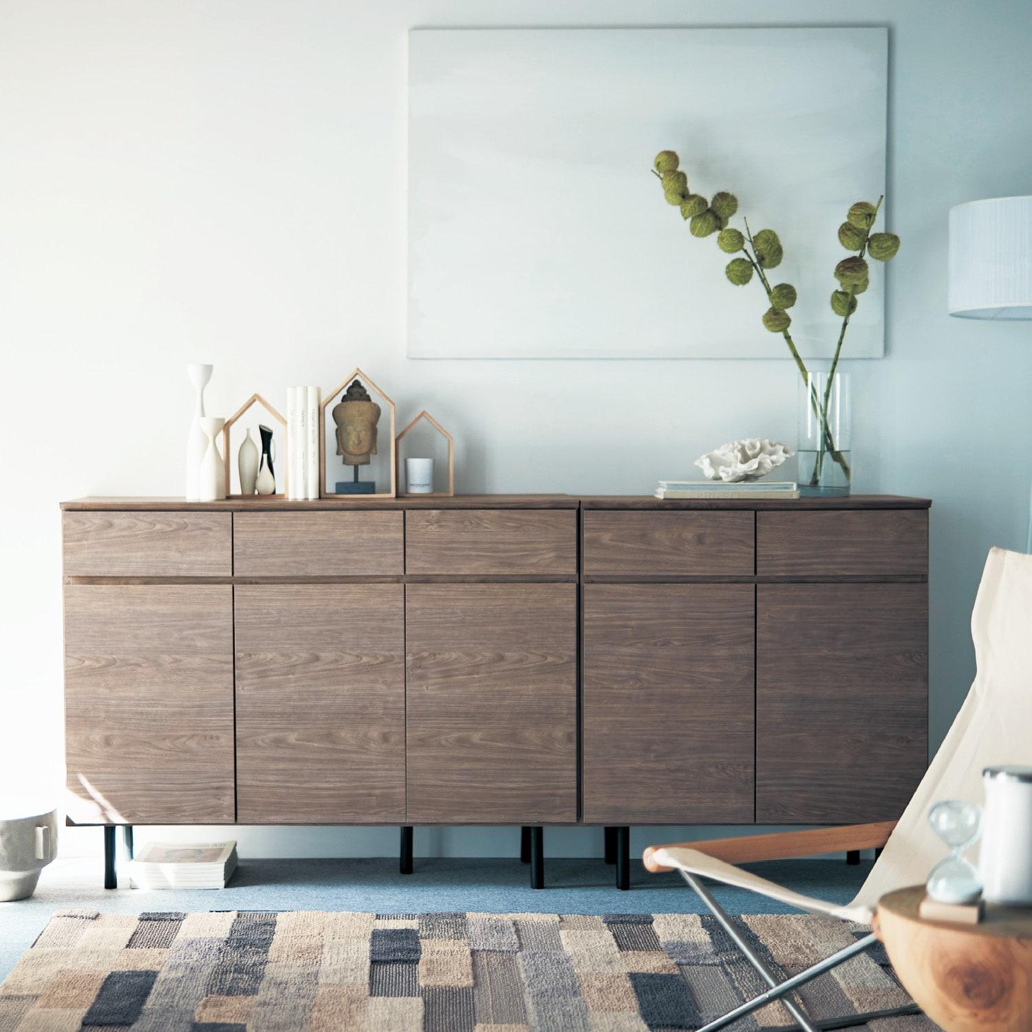 グレイッシュな木目が際立つリビングキャビネットの商品写真