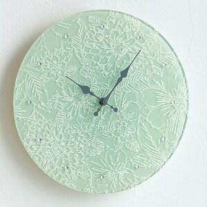 レース模様の強化ガラス壁掛け時計<径24.5cm>【選べる2色】の商品写真