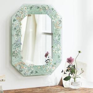 フラワー柄の壁掛け八角鏡 <約29×37.5cm>【ウォールミラー】の商品写真