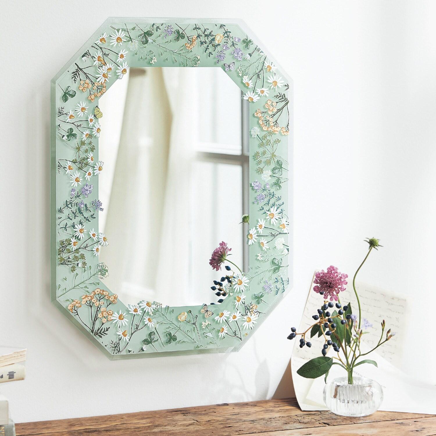 フラワー柄の壁掛け八角鏡 <約29×37.5cm>【ウォールミラー】の商品写真