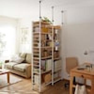 間仕切りにも最適な棚板可動式木目調突っ張りラックの商品写真