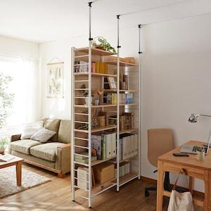 間仕切りにも最適な棚板可動式木目調突っ張りラックの商品写真