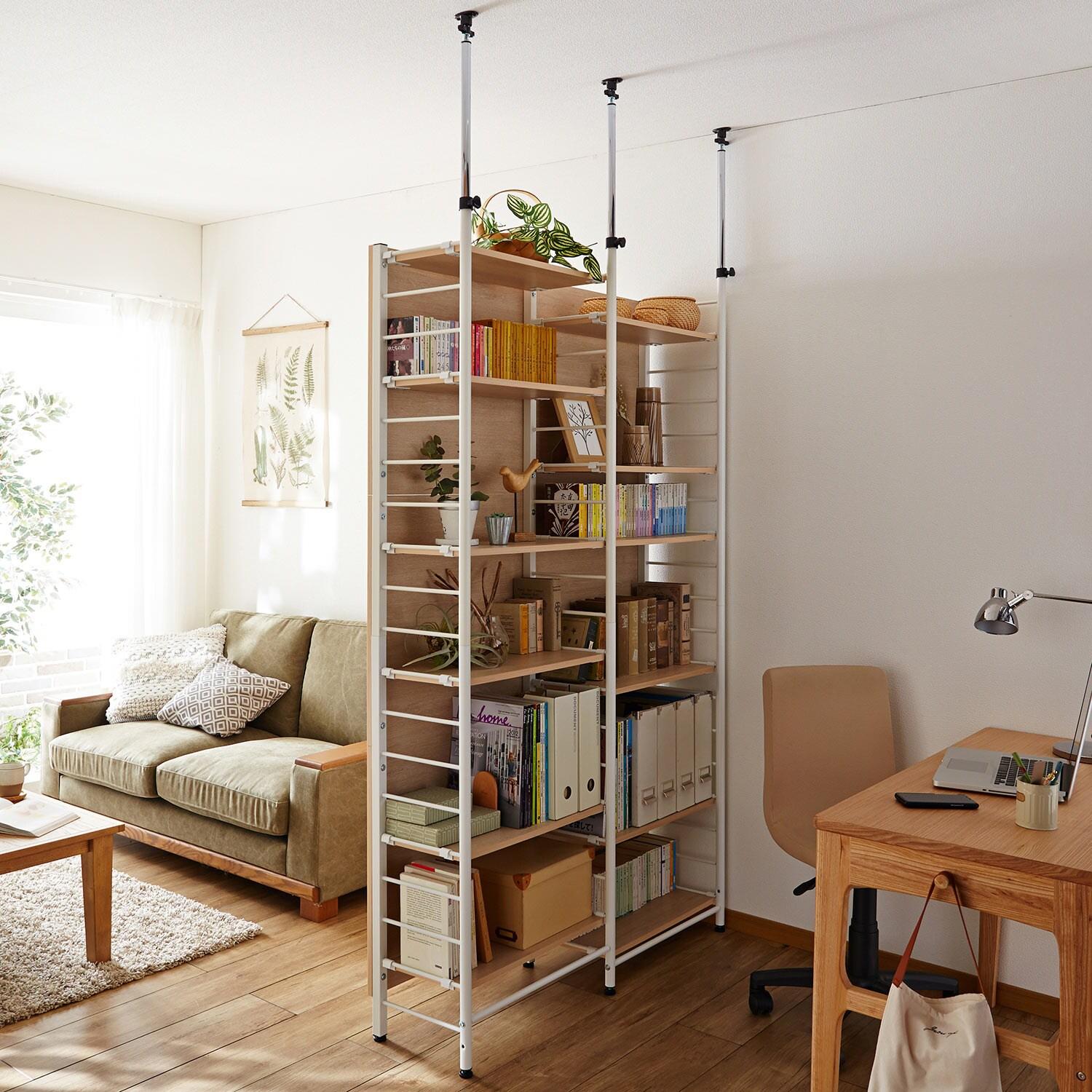 間仕切りにも最適な棚板可動式木目調突っ張りラックの商品写真